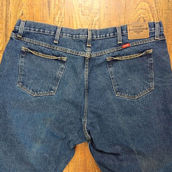 Wrangler Rugged Wear Classic Fit 100% Cotton Jeans Workwear 44 x 30 Indigo - Picture 2 of 5